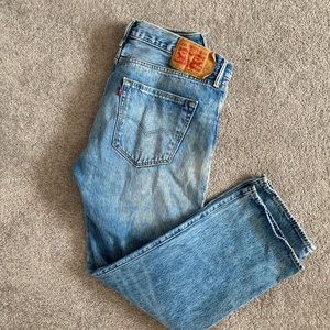 Men’s Levi light wash classic jeans